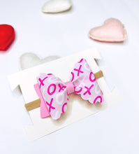 Load image into Gallery viewer, Xoxo headband bow
