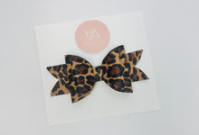 Load image into Gallery viewer, Animal Print bow clip
