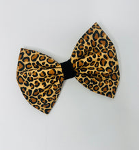 Load image into Gallery viewer, Animal Print Bow
