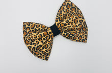 Load image into Gallery viewer, Animal Print Bow
