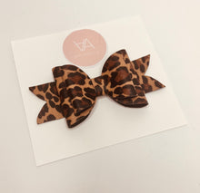 Load image into Gallery viewer, Animal Print bow clip
